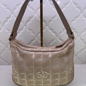 Vintage Chanel Shoulder Bag in light beige and gold harware